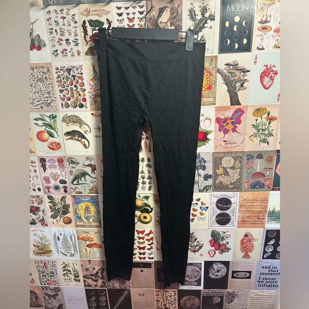 Large (small fit) leggings. Thin material. Good condition.